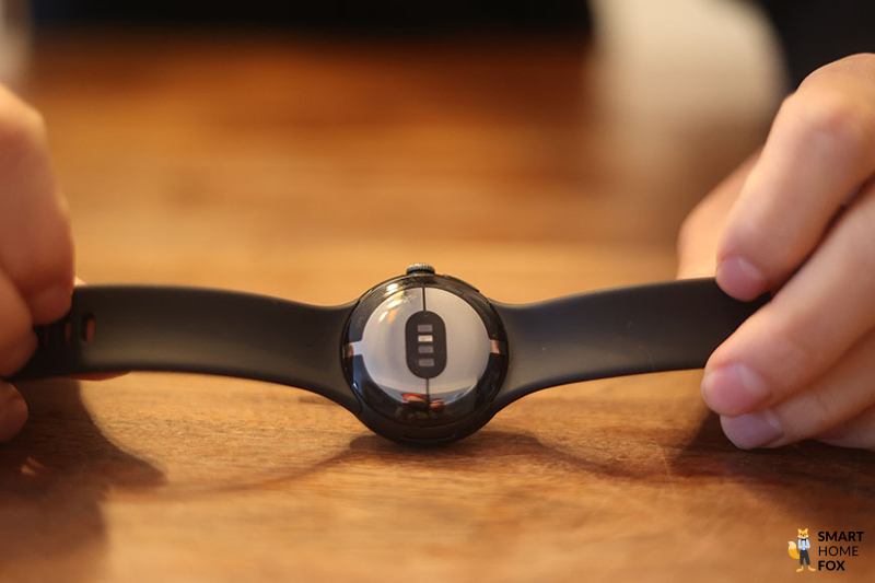 Man sieht die Unterseite der Google Pixel Watch.